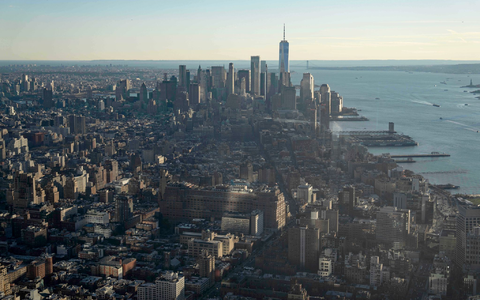 Die New Yorker Feuerwehr kämpfte rund vier Stunden gegen einen Brand in einem Hochhaus in der Bronx. (Illustration) - Foto: Yuki Iwamura/AP/dpa