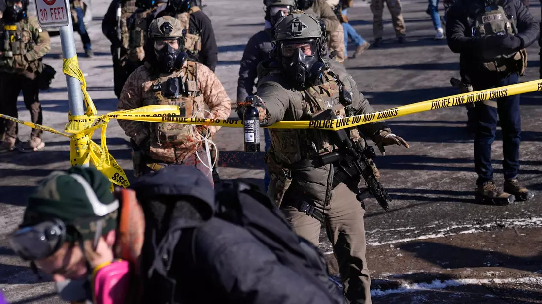 Ein Mann starb durch Schüsse eines Beamten in Minneapolis. - Bild: Abbie Parr/AP/dpa