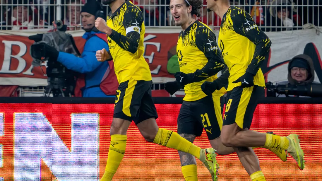 Emre Can (l) jubelt über seinen Treffer zum 1:0. - Bild: Soeren Stache/dpa