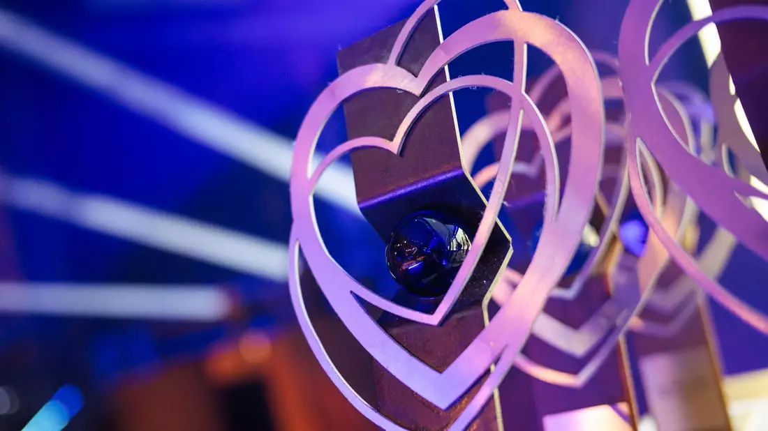 18 dieser begehrten Trophäen wurden am Samstagabend beim Filmfestival Max Ophüls Preis verliehen - neben Preisgeldern in Höhe von 123.500 Euro. (Symbolbild) - Bild: Oliver Dietze/dpa