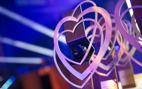 18 dieser begehrten Trophäen wurden am Samstagabend beim Filmfestival Max Ophüls Preis verliehen - neben Preisgeldern in Höhe von 123.500 Euro. (Symbolbild) - Foto: Oliver Dietze/dpa