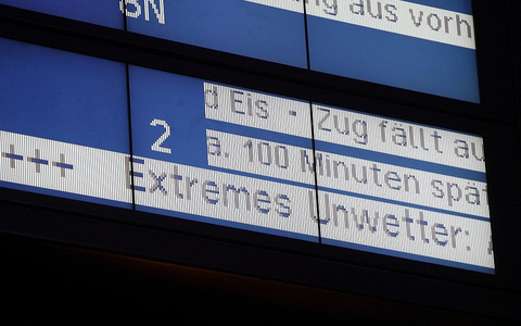 Anzeigetafel mit Warnhinweisen (Archiv) - Foto: via dts Nachrichtenagentur