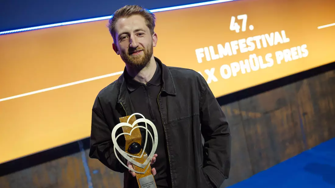 Ben Voit bekam den Max Ophüls Preis für seinen Spielfilm «Gropiusstadt Supernova». - Bild: Oliver Dietze/dpa
