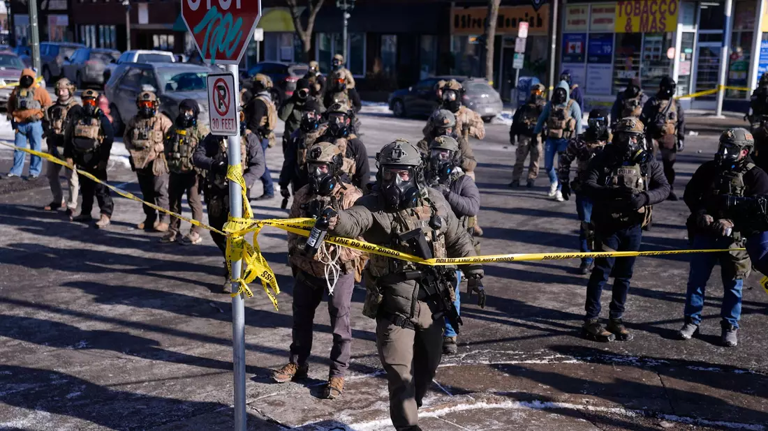 Kurz nach dem Vorfall versammelten sich Demonstranten vor Ort, die Beamten sperrten die Umgebung ab. - Bild: Abbie Parr/AP/dpa