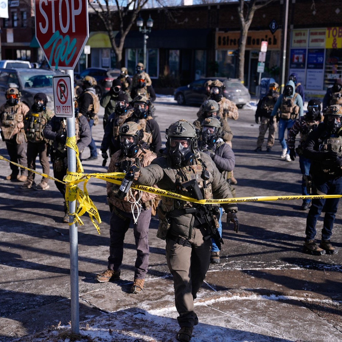 Kurz nach dem Vorfall versammelten sich Demonstranten vor Ort, die Beamten sperrten die Umgebung ab. - Foto: Abbie Parr/AP/dpa