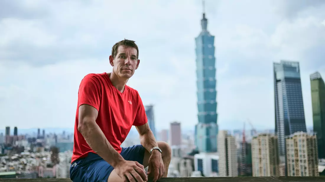 Vorm höchsten Wolkenkratzer Taiwans: Der Freeclimber Alex Honnold benutzt bei seiner waghalsigen Aktion keine Seile.  - Bild: Corey Rich/Netflix/dpa
