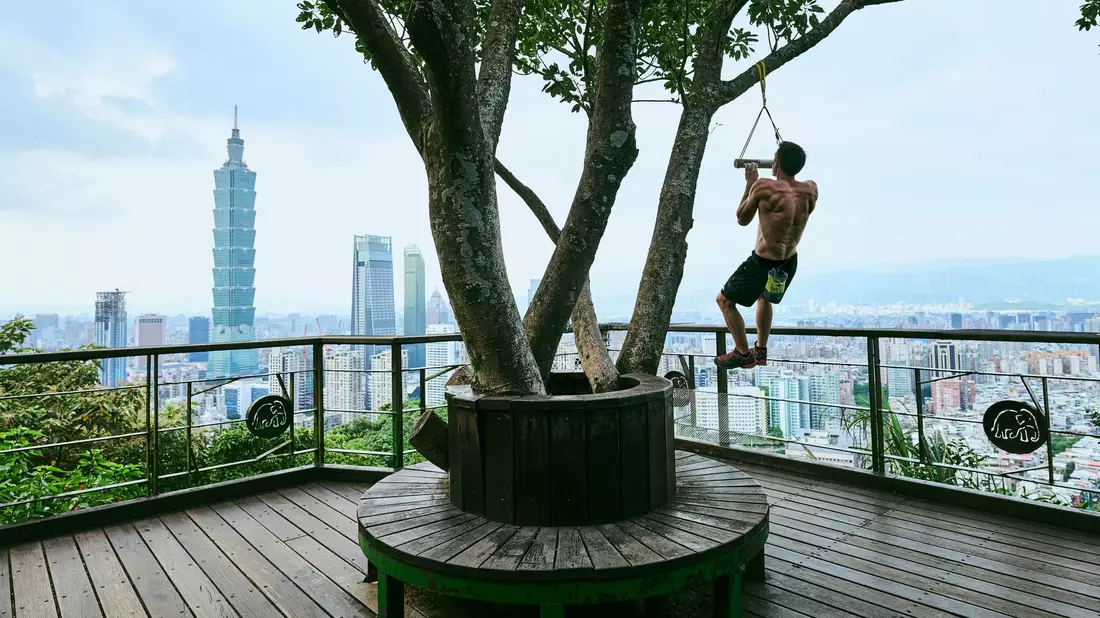 Rund zwei Monate hat sich Alex Honnold speziell auf die waghalsige Besteigung des Taipeh 101 vorbereitet. - Bild: Corey Rich/Netflix/dpa