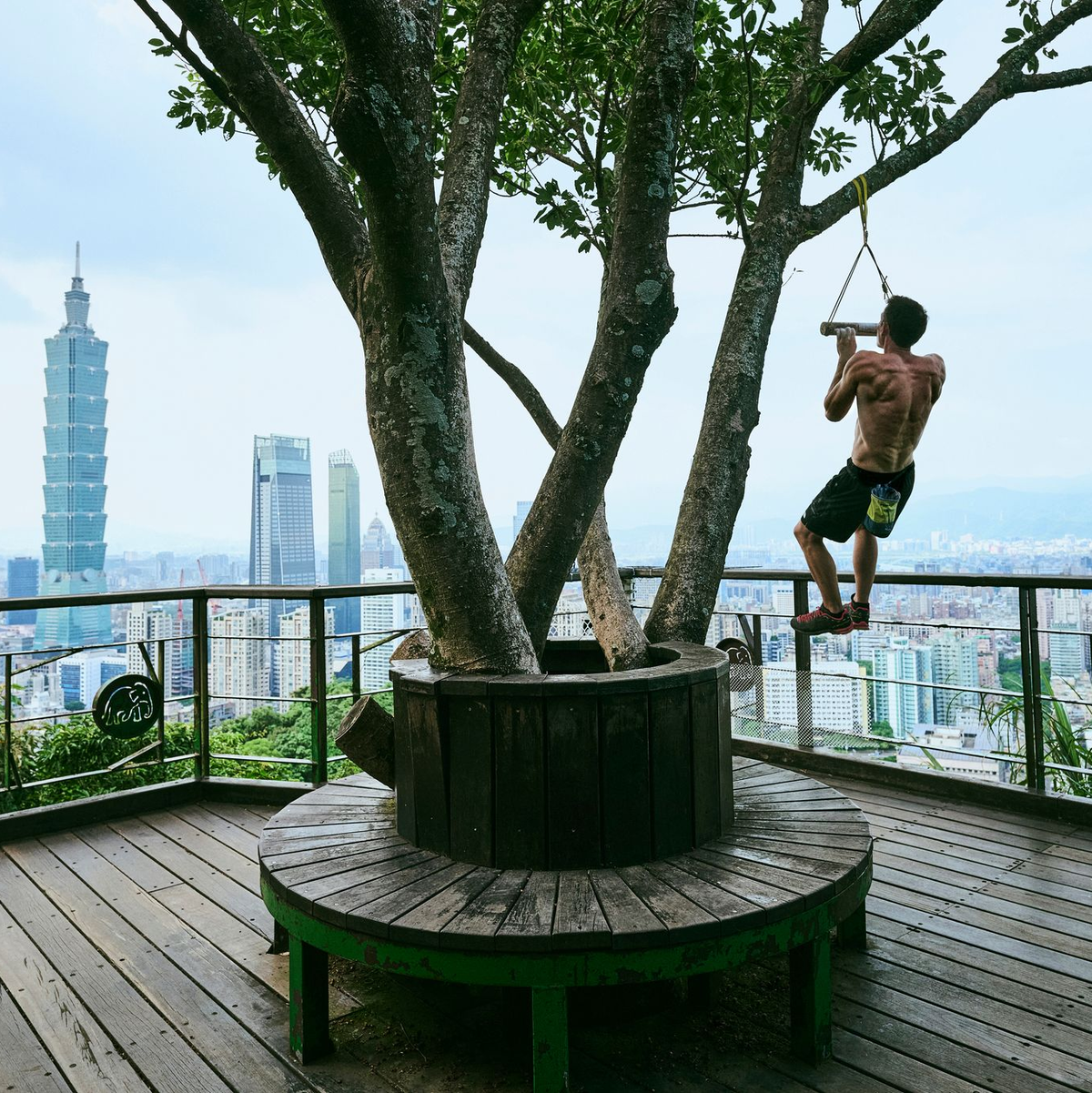 Rund zwei Monate hat sich Alex Honnold speziell auf die waghalsige Besteigung des Taipeh 101 vorbereitet. - Foto: Corey Rich/Netflix/dpa
