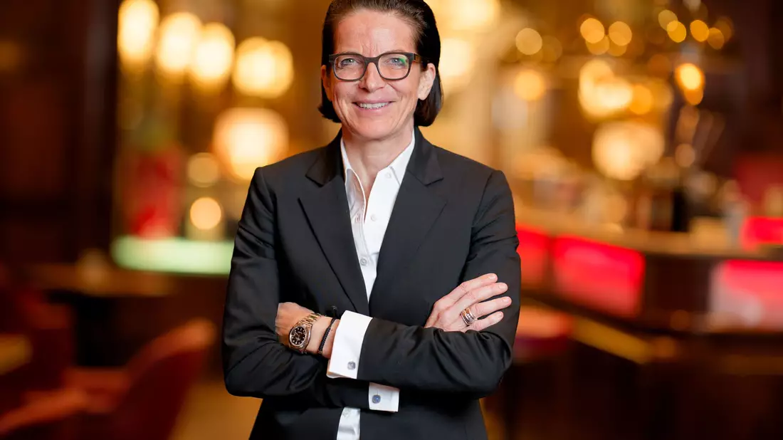 Die 57-Jährige singt Schlager im Playback, tanzt mit ihren Angestellten und erklärt die Arbeit im Hotel. - Bild: Uwe Anspach/dpa
