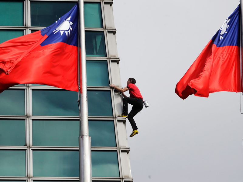 Etwas mehr als anderthalb Stunden hat Alex Honnold fĂĽr die Besteigung des Taipeh 101 gebraucht. - Foto: ChiangYing-ying/AP/dpa