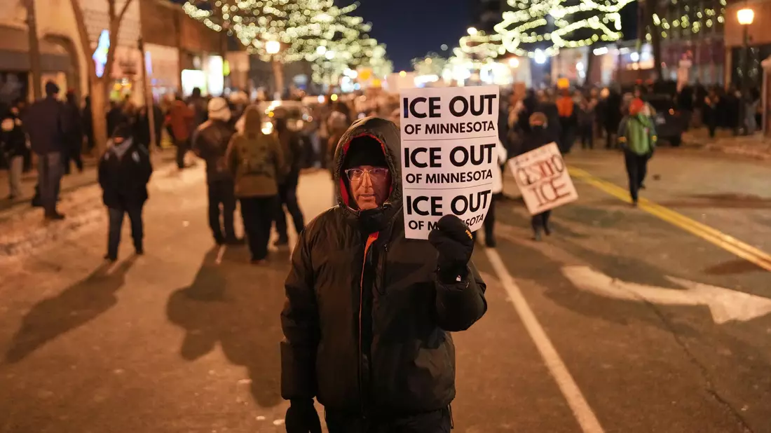 Seit Tagen gibt es in Minneapolis Proteste gegen die US-Einwanderungsbehörde ICE. - Bild: Adam Gray/AP/dpa