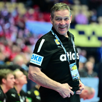 Die Schützlinge von Bundestrainer Alfred Gislason haben im Kampf um das EM-Halbfinale zwei Matchbälle. - Foto: Sina Schuldt/dpa