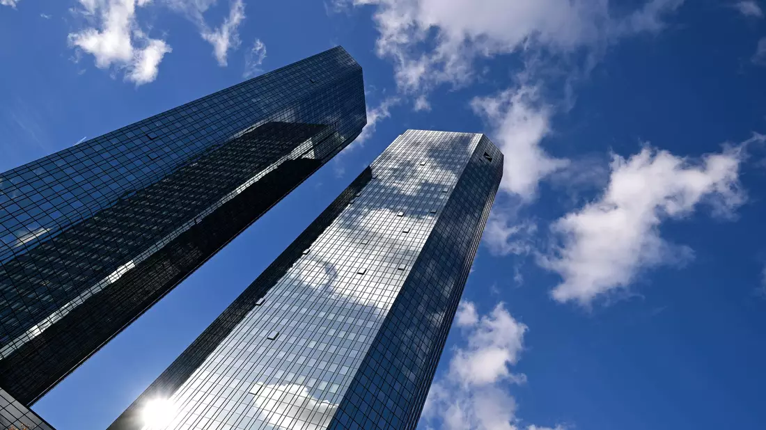 Die Deutsche Bank treibt die Digitalisierung ihres Privatkundengeschäfts voran. (Archivbild) - Bild: Arne Dedert/dpa