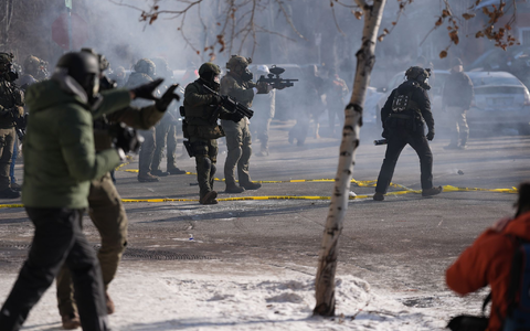 Das martialische Vorgehen der hochgerüsteten ICE-Beamten sorgt für Empörung. - Foto: Abbie Parr/AP/dpa