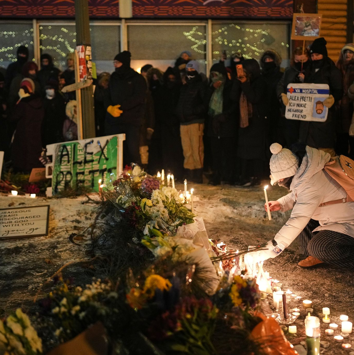 Trauernde Menschen hielten eine Mahnwache vor dem Haus des Erschossenen ab. - Foto: Adam Gray/AP/dpa