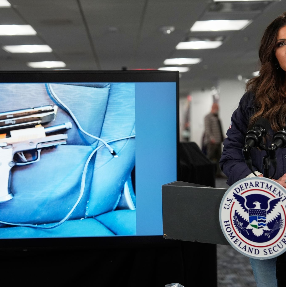 Heimatschutzministerin Noem behauptet, die ICE-Beamten hätten in Notwehr gehandelt. - Foto: Julia Demaree Nikhinson/AP/dpa