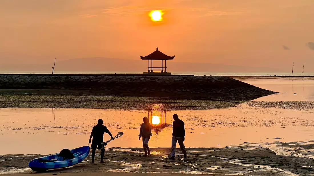 Für viele ist Bali das Traumziel schlechthin - aber der Massentourismus macht der Insel der Götter zu schaffen. (Archivbild) - Bild: Carola Frentzen/dpa