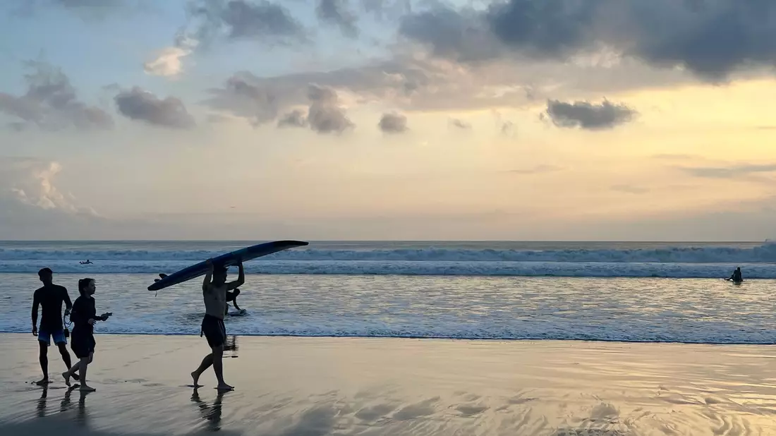 Bali ist vor allem bei Surfern beliebt. (Archivbild) - Bild: Carola Frentzen/dpa