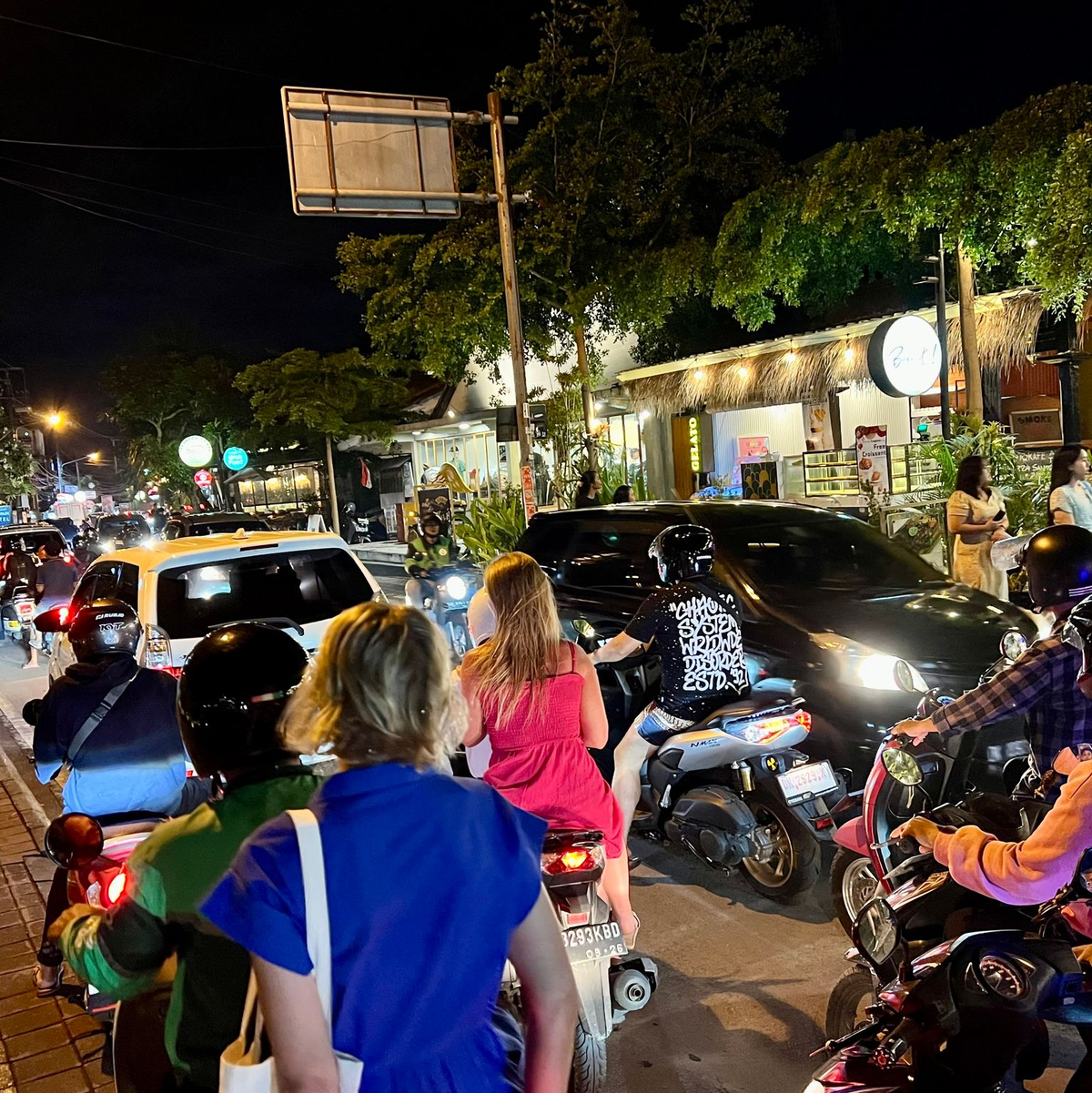 Verkehrschaos wie hier in Ubud gehört vielerorts auf Bali zum Alltag. (Archivbild) - Foto: Carola Frentzen/dpa