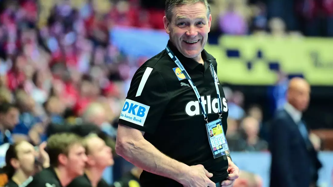 Andreas Wolffs Leistung ringt sogar Bundestrainer Alfred Gislason ein Lachen ab. - Bild: Sina Schuldt/dpa