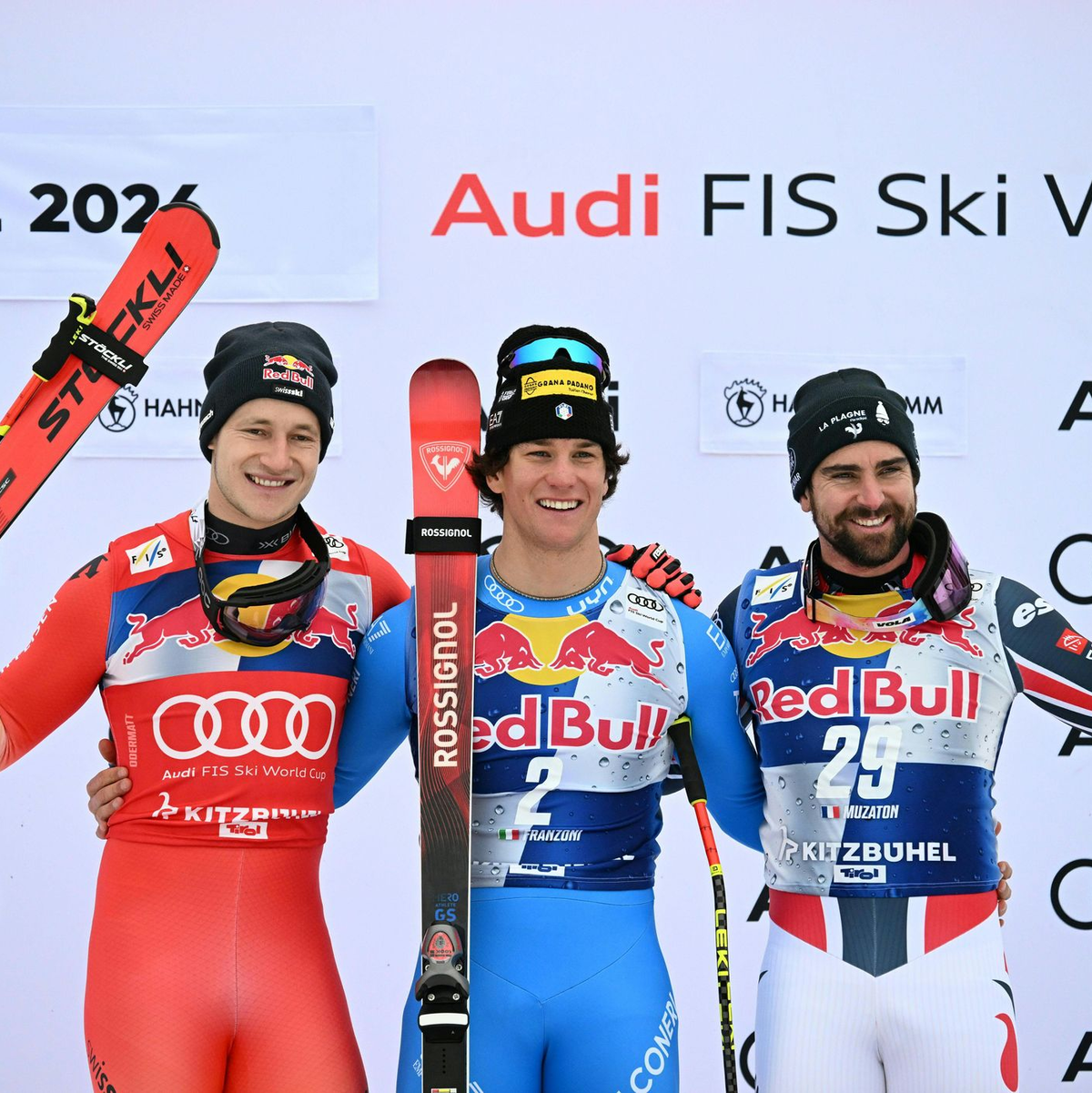 Superstar Marco Odermatt (links) muss weiter auf seinen ersten Abfahrtssieg in Kitzbühel warten. - Foto: Barbara Gindl/APA/dpa