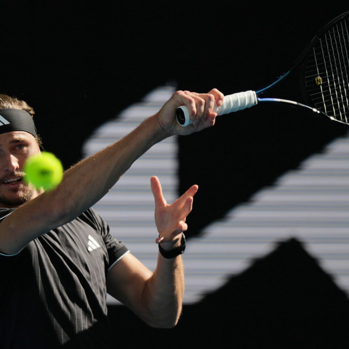 Alexander Zverev hat bei den Australian Open souverän das Achtelfinale erreicht. - Foto: Aaron Favila/AP/dpa