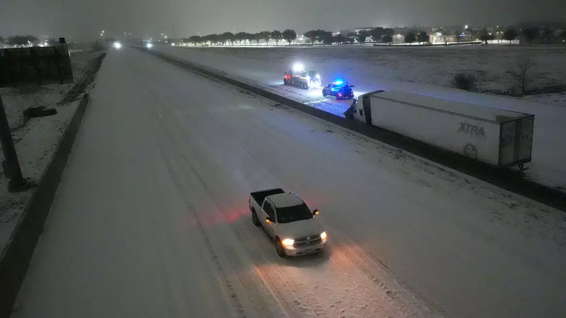 Das heftige Winterwetter trifft die Menschen in den USA hart. - Bild: Julio Cortez/AP/dpa