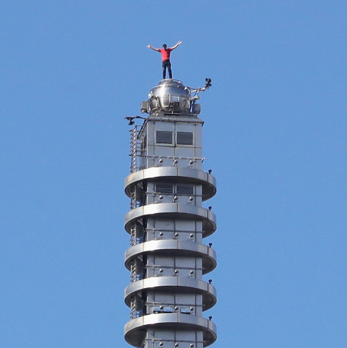 Nach dem Jubel auf der Spitze des Wolkenkratzers hat Alex Honnold ein Selfie mit seinem Smartphone geschossen.  - Foto: ChiangYing-ying/AP/dpa