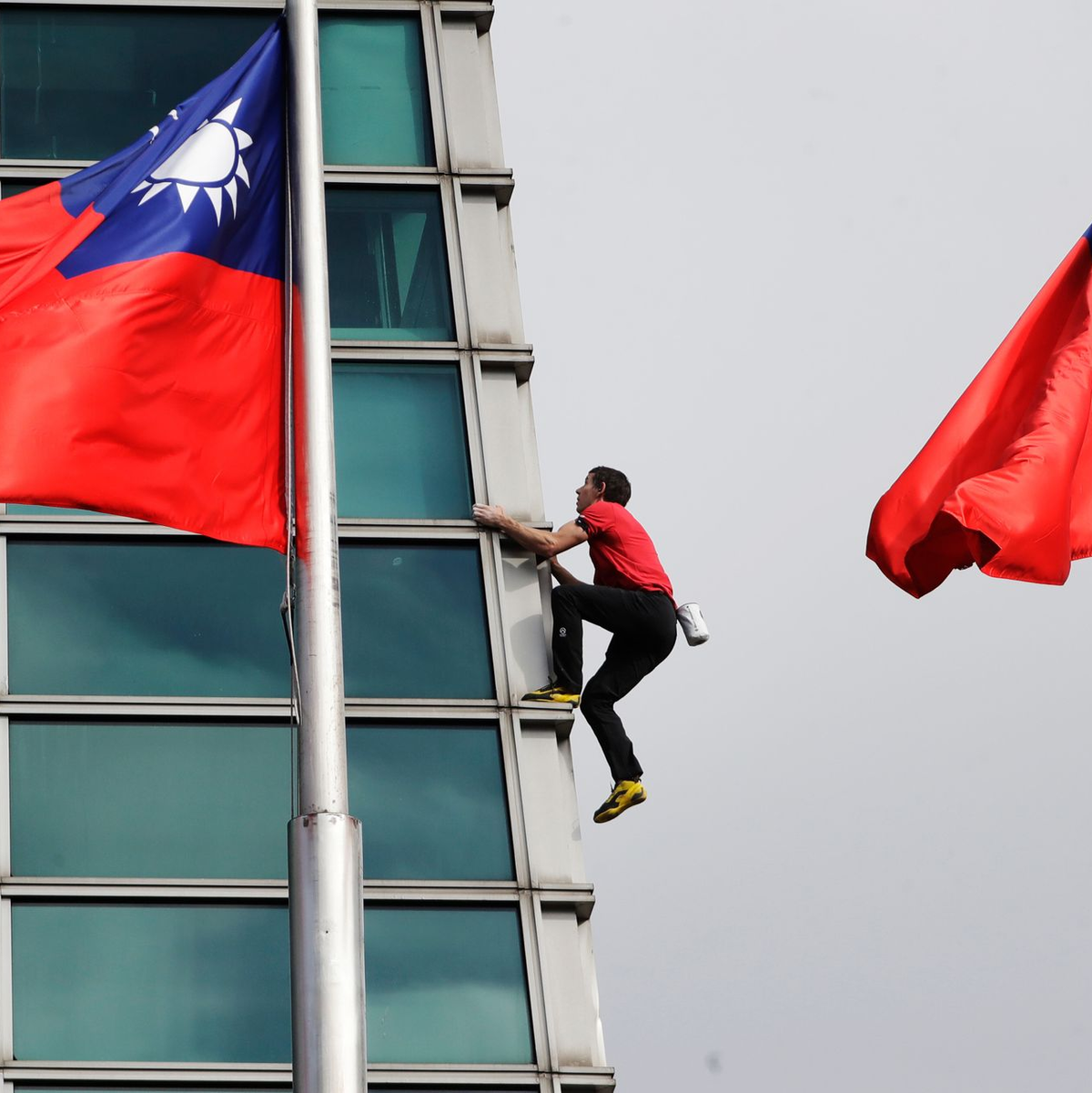 Etwas mehr als anderthalb Stunden hat Alex Honnold für die Besteigung des Taipeh 101 gebraucht. - Foto: ChiangYing-ying/AP/dpa