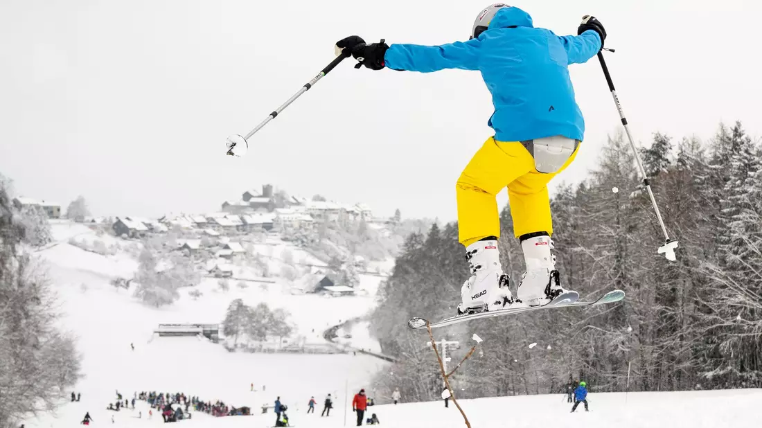 Auf Skipisten in Österreich und der Schweiz sind am Wochenende erneut mehrere Menschen verunglückt.  - Bild: Andreas Becker/KEYSTONE/dpa