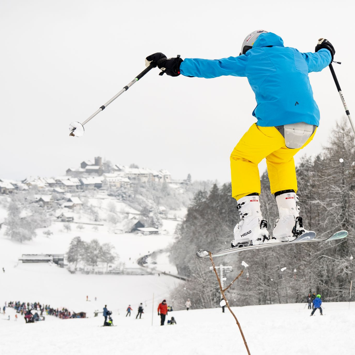 Auf Skipisten in Österreich und der Schweiz sind am Wochenende erneut mehrere Menschen verunglückt.  - Foto: Andreas Becker/KEYSTONE/dpa