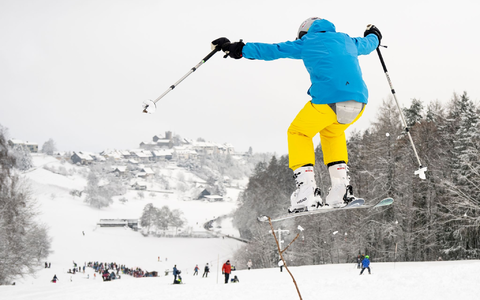 Auf Skipisten in Österreich und der Schweiz sind am Wochenende erneut mehrere Menschen verunglückt.  - Foto: Andreas Becker/KEYSTONE/dpa