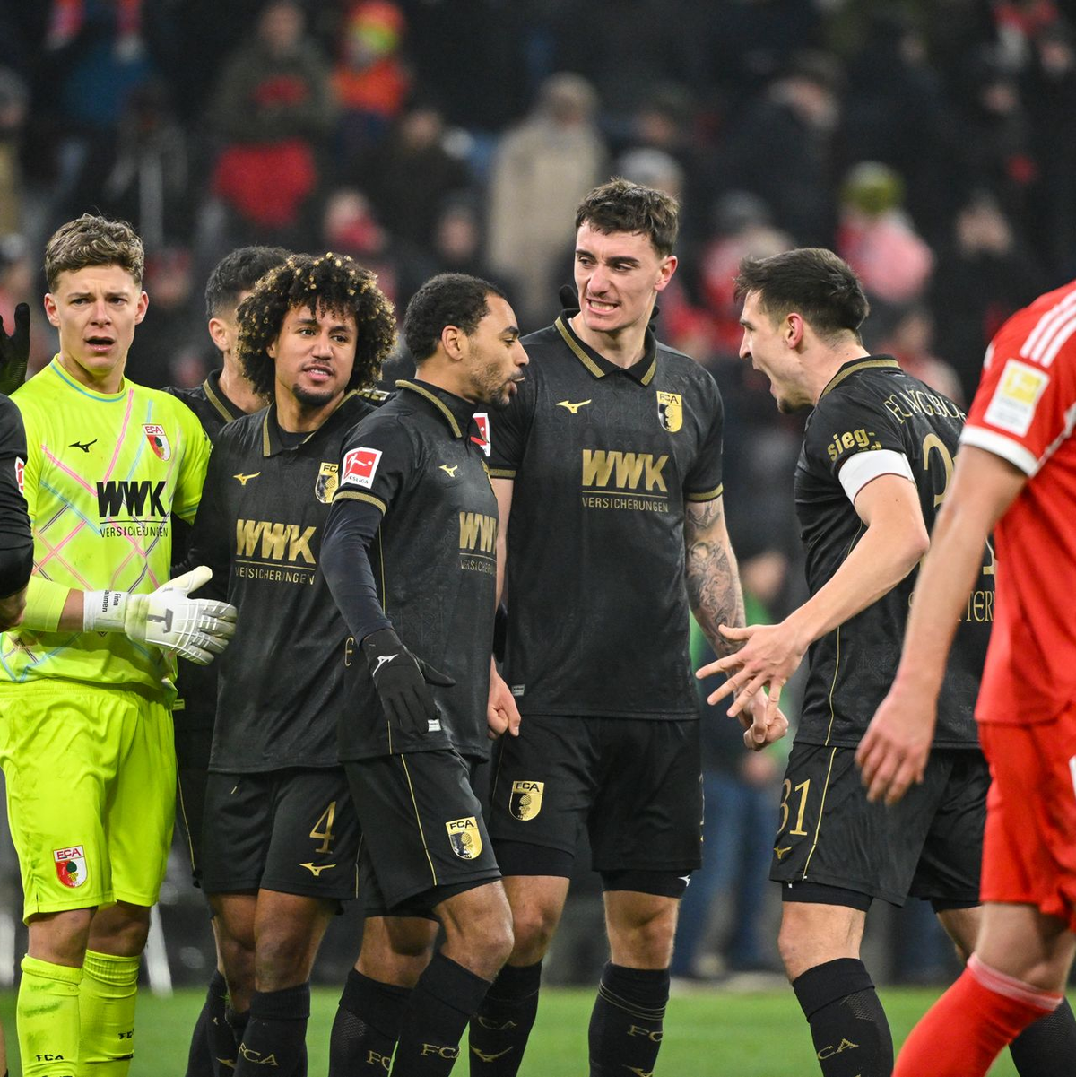 Die Bayern um Harry Kane (r) schlichen als Verlierer vom Platz. - Foto: Peter Kneffel/dpa