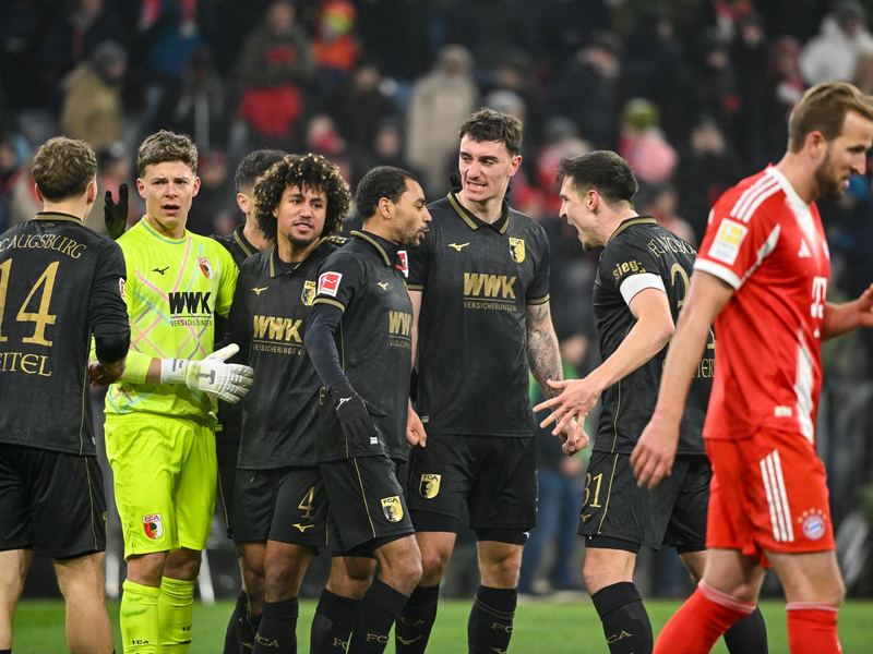 Die Bayern um Harry Kane (r) schlichen als Verlierer vom Platz. - Foto: Peter Kneffel/dpa