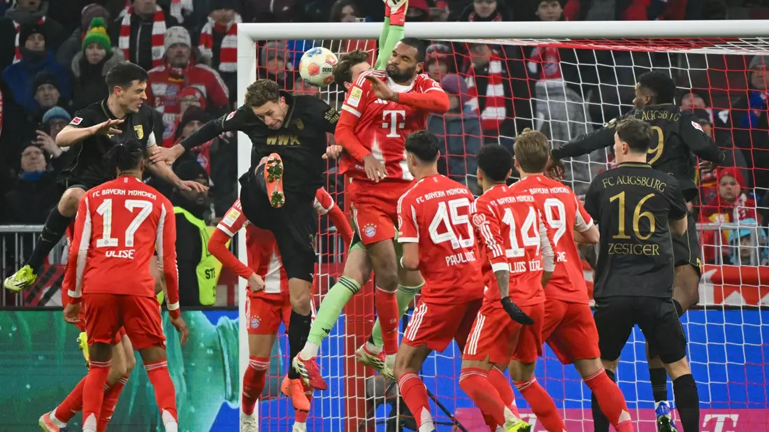 Bayern-Torhüter Jonas Urbig sah beim 1:1 unglücklich aus. - Bild: Peter Kneffel/dpa