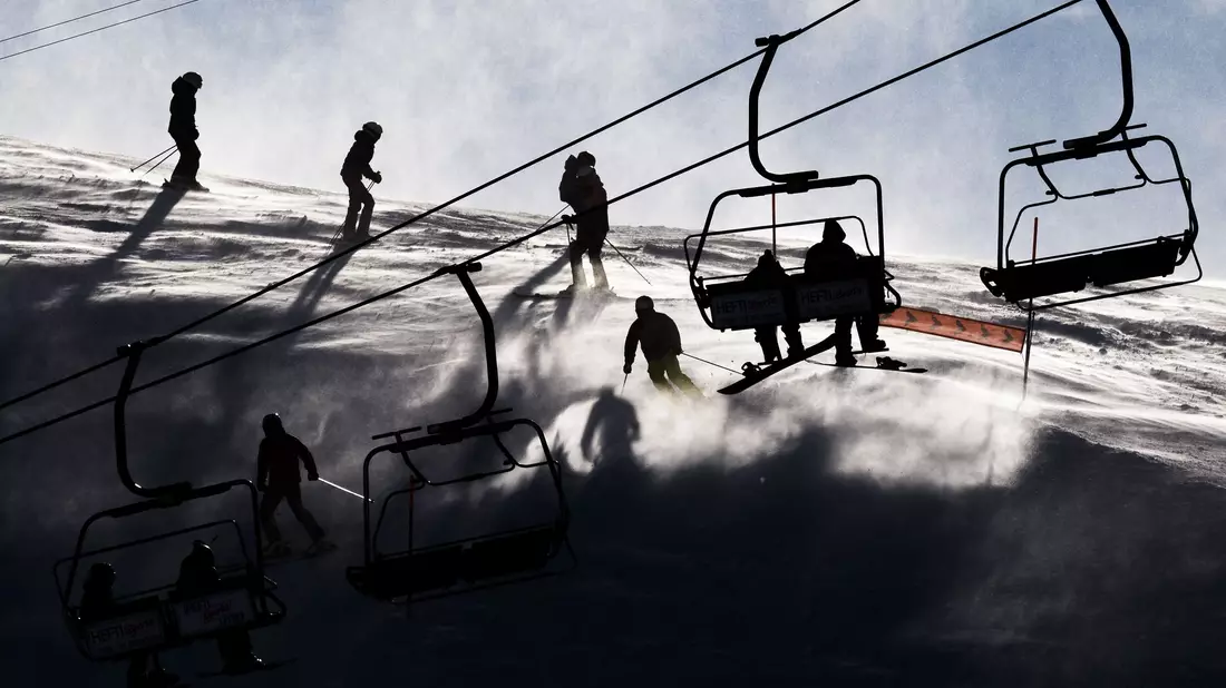 Auf Skipisten in Österreich und der Schweiz sind am Wochenende erneut mehrere Freizeitsportler verunglückt. - Bild: Jean-Christophe Bott/KEYSTONE/dpa