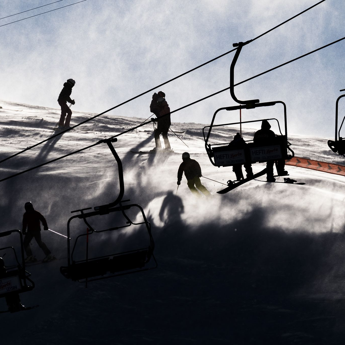 Auf Skipisten in Österreich und der Schweiz sind am Wochenende erneut mehrere Freizeitsportler verunglückt. - Foto: Jean-Christophe Bott/KEYSTONE/dpa