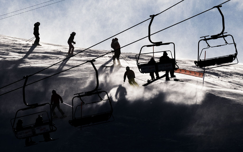 Auf Skipisten in Österreich und der Schweiz sind am Wochenende erneut mehrere Freizeitsportler verunglückt. - Foto: Jean-Christophe Bott/KEYSTONE/dpa