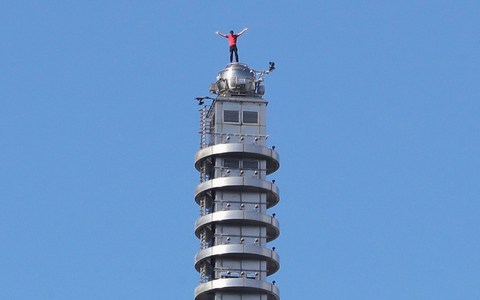 Nach dem Jubel auf der Spitze des Wolkenkratzers hat Alex Honnold ein Selfie mit seinem Smartphone geschossen.  - Foto: ChiangYing-ying/AP/dpa