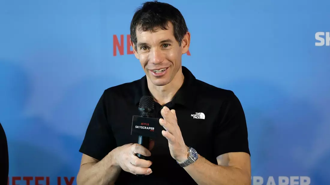 Bereits kurz nach seinem waghalsigen Aufstieg gab Alex Honnold sichtlich entspannt eine Pressekonferenz. - Bild: Chiang Ying-ying/AP/dpa