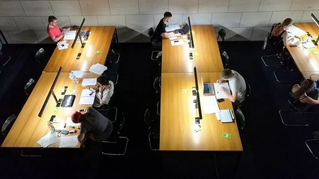 Studenten in einer Bibliothek (Archiv) - Bild: via dts Nachrichtenagentur