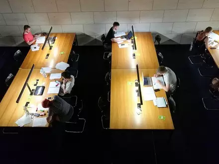 Studenten in einer Bibliothek (Archiv) - Foto: via dts Nachrichtenagentur