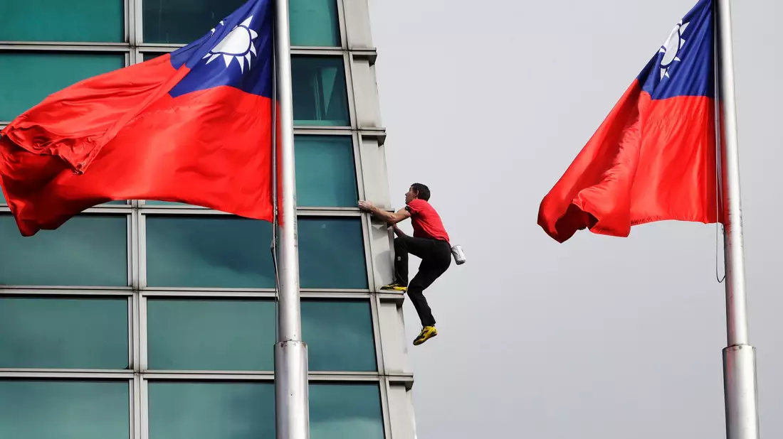Etwas mehr als anderthalb Stunden hat Alex Honnold für die Besteigung des Taipeh 101 gebraucht. - Bild: ChiangYing-ying/AP/dpa