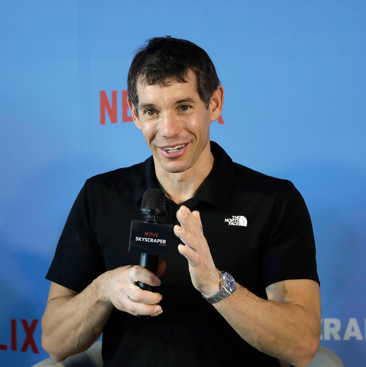Bereits kurz nach seinem waghalsigen Aufstieg gab Alex Honnold sichtlich entspannt eine Pressekonferenz. - Foto: Chiang Ying-ying/AP/dpa