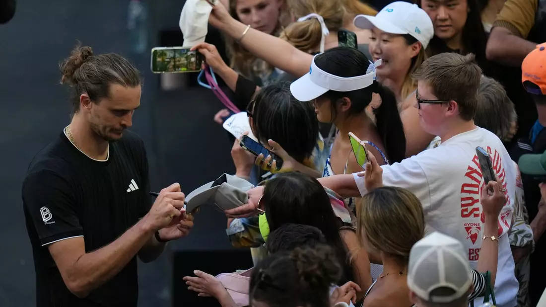 Nach seinem Viertelfinaleinzug nahm sich Alexander Zverev noch Zeit für die Fans. - Bild: Dar Yasin/AP/dpa