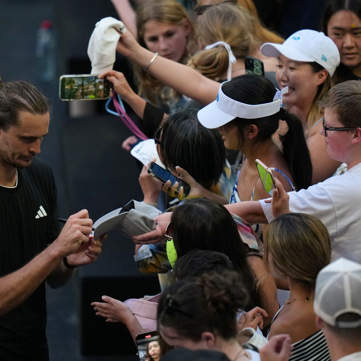 Nach seinem Viertelfinaleinzug nahm sich Alexander Zverev noch Zeit für die Fans. - Foto: Dar Yasin/AP/dpa