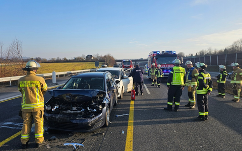 FW Königswinter: 11 Verletzte bei Auffahrunfall auf Autobahn A3 - Foto: presseportal.de