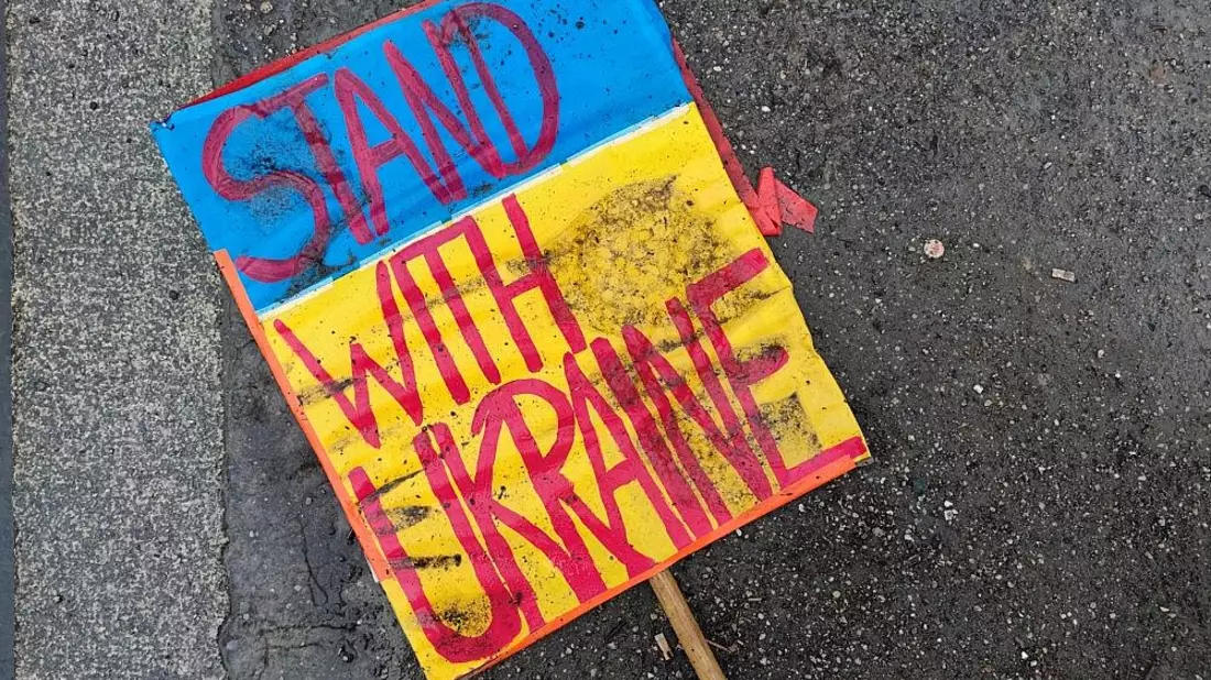 Schild Stand with Ukraine liegt auf dem Boden (Archiv) - Bild: via dts Nachrichtenagentur