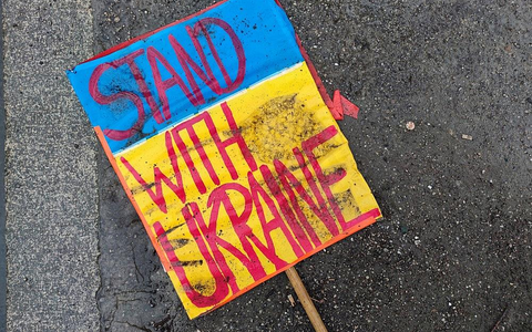 Schild Stand with Ukraine liegt auf dem Boden (Archiv) - Foto: via dts Nachrichtenagentur