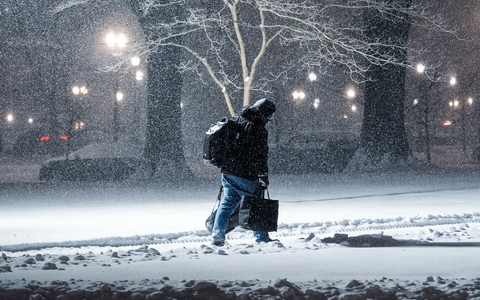 Die Behörden warnen seit Tagen vor einem der schwersten Winterstürme der letzten Jahre.  - Foto: Julia Demaree Nikhinson/AP/dpa